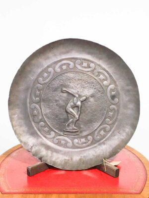 Piatto antico in peltro cesellato e sbalzato raffigurante il discobolo