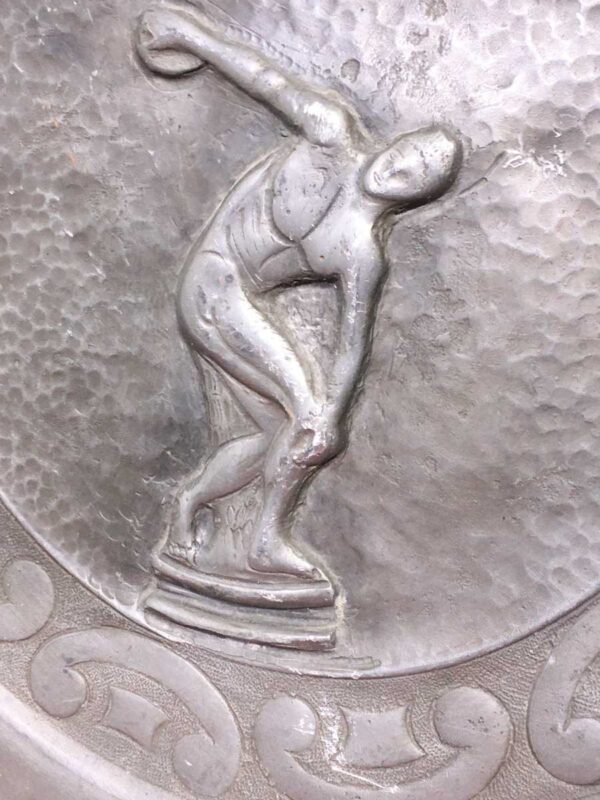 Piatto antico in peltro cesellato e sbalzato raffigurante il discobolo - immagine 2