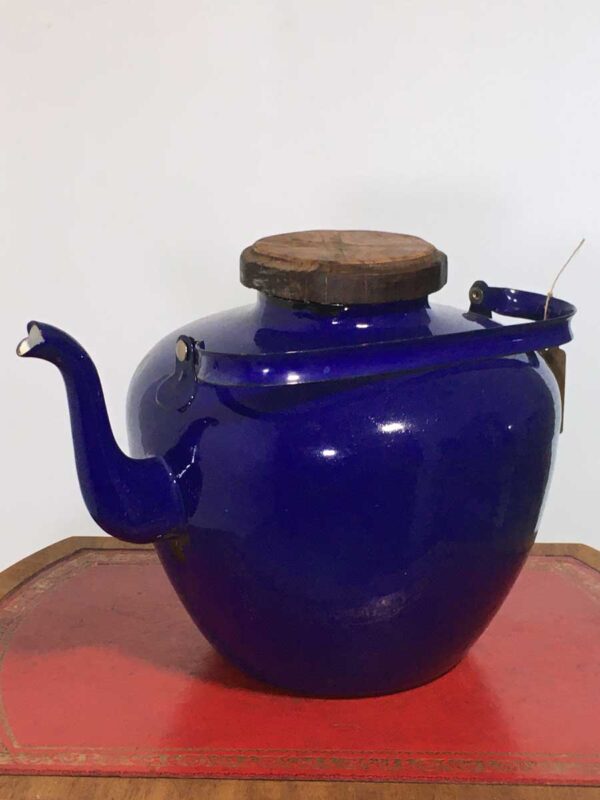 Bollitore in metallo smaltato blu “2 leoni” vintage
