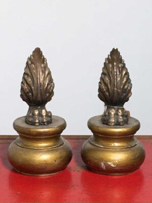 Coppia di zampe feline alate in bronzo con basi in legno