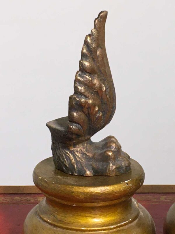 Coppia di zampe feline alate in bronzo con basi in legno - immagine 2