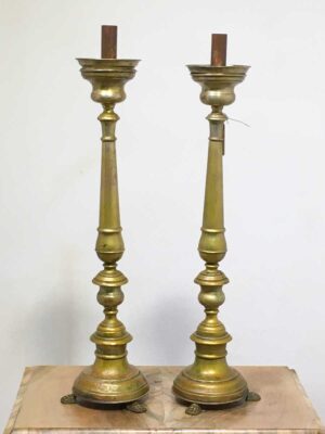 Antica coppia di candelieri in ottone piedini felini