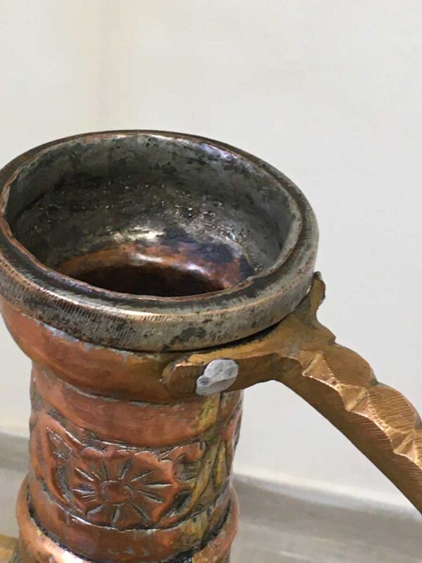 Brocca antica in rame e stagno sbalzata e cesellata mediorientale - immagine 4