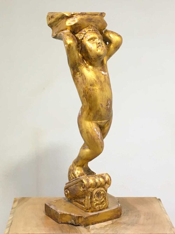 Scultura lignea raffigurante un putto che regge a modo "telamone"