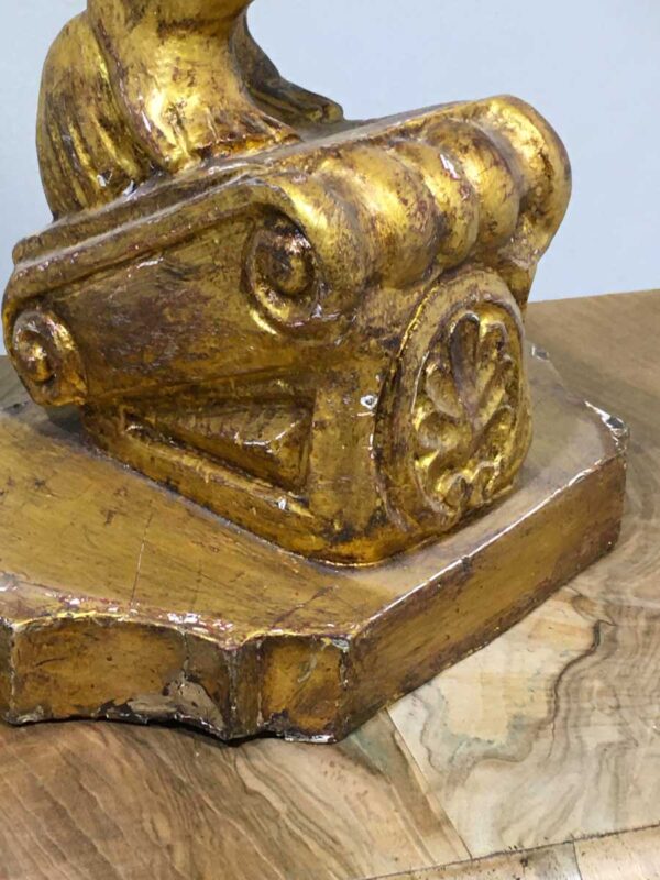 Scultura lignea raffigurante un putto che regge a modo "telamone" - immagine 2