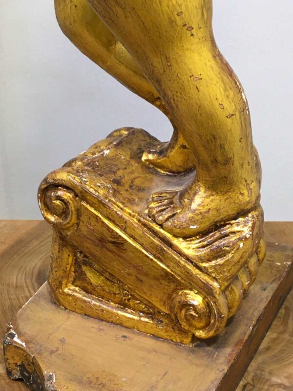 Scultura lignea raffigurante un putto che regge a modo "telamone" - immagine 3