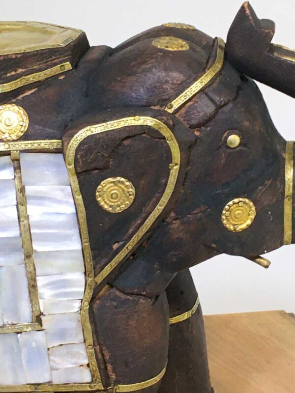 Scultura elefante indiano in legno, ottone e madreperla XX sec - immagine 3
