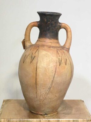 Antico vaso anfora berbero in terracotta