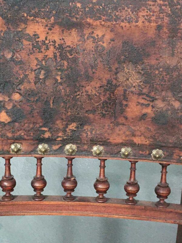 Coppia sedie legno e cuoio in stile rinascimentale XIX secolo - immagine 3