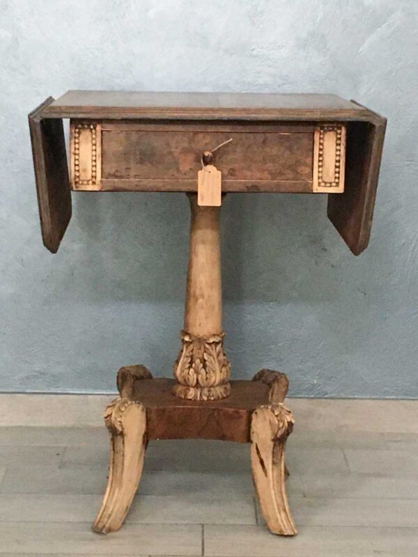 Antico tavolo a bandelle intagliato XX secolo