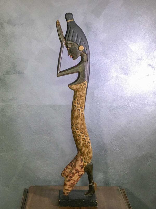 Scultura africana di “donna in preghiera” in legno e stoffa - immagine 2