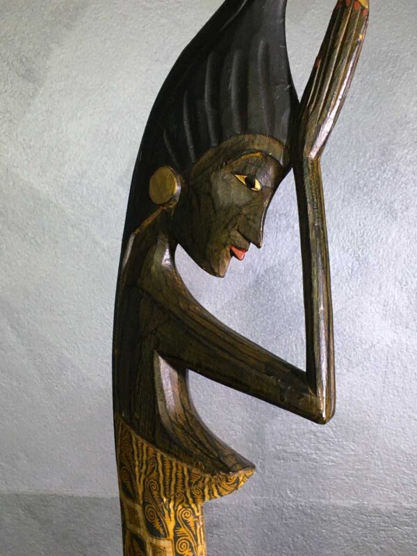 Scultura africana di “donna in preghiera” in legno e stoffa - immagine 3