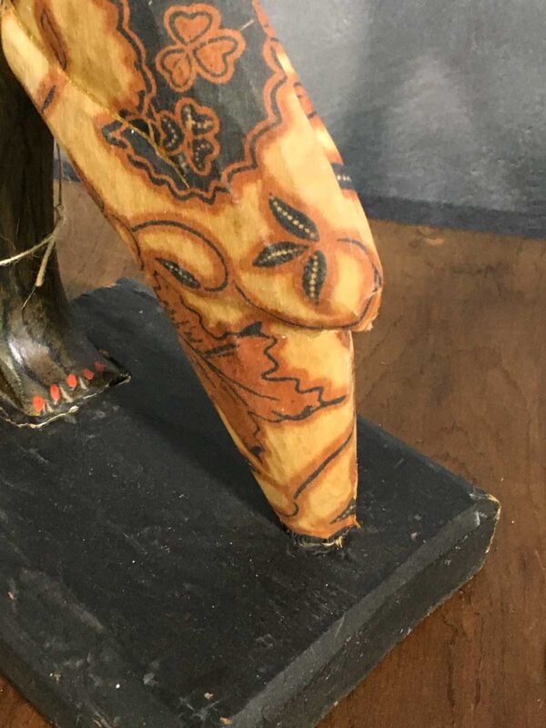 Scultura africana di “donna in preghiera” in legno e stoffa - immagine 4