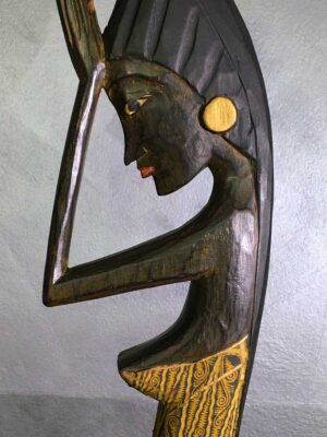 Scultura africana di “donna in preghiera” in legno e stoffa