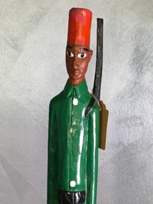 Scultura in legno africana di soldato coloniale XX secolo