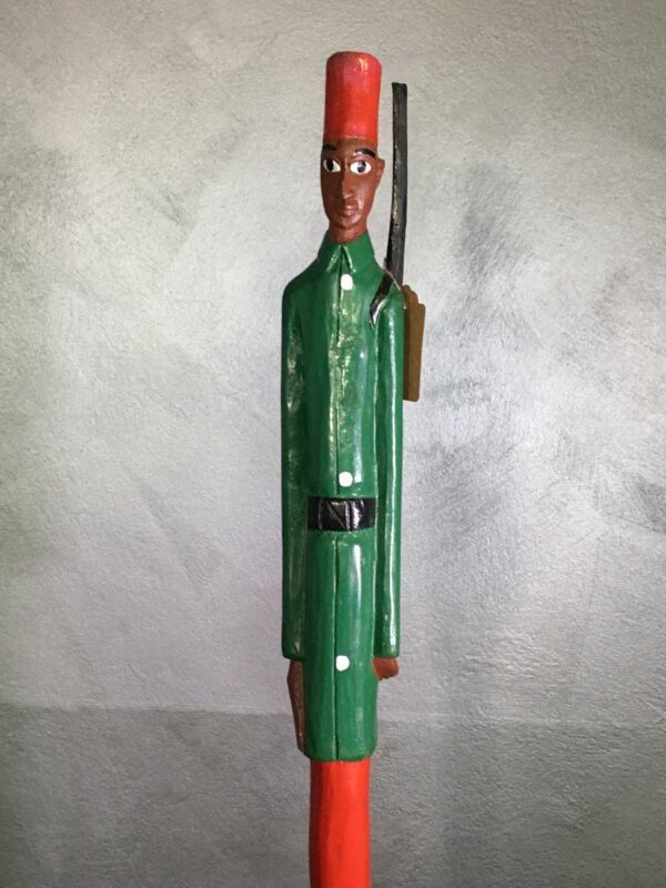 Scultura in legno africana di soldato coloniale XX secolo - immagine 3