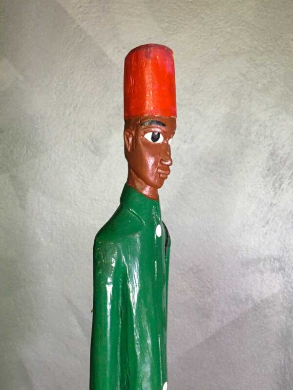Scultura in legno africana di soldato coloniale XX secolo - immagine 4