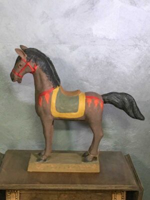 Cavallo in terracotta dipinto in stile Tang a tinta piatta XX secolo