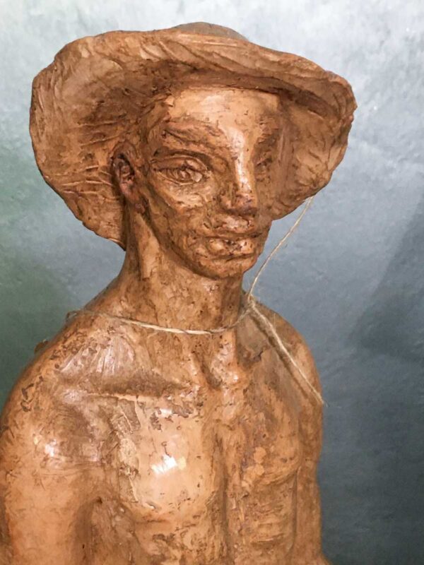Scultura terracotta “Il pescatore” firmata - immagine 4