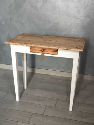 Tavolino scrittoio piano in legno sverniciato e gambe a spillo ‘800