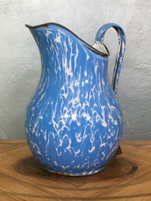 Brocca in metallo smaltata decoro azzurro “due leoni” anni '30-'40