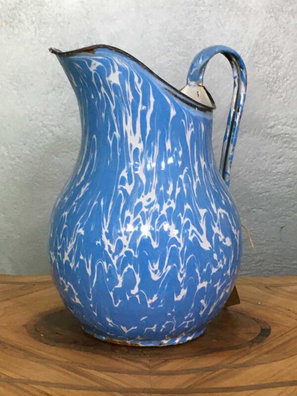 Brocca in metallo smaltata decoro azzurro “due leoni” anni '30-'40