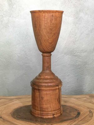 Calice artigianale in legno di olivo intagliato e tornito