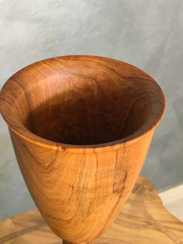 Calice artigianale in legno di olivo intagliato e tornito - immagine 3