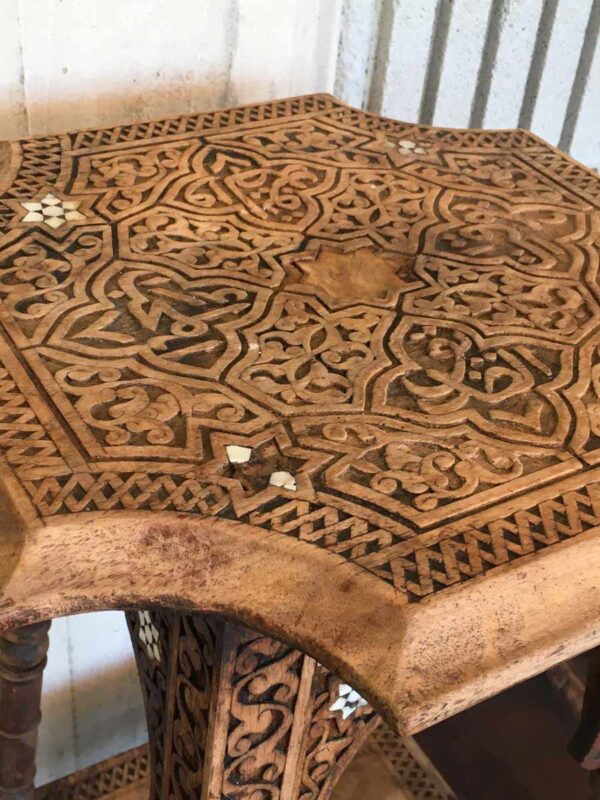 Tavolino mediorientale in legno intagliato, madreperla e "Musciarabia" - immagine 3