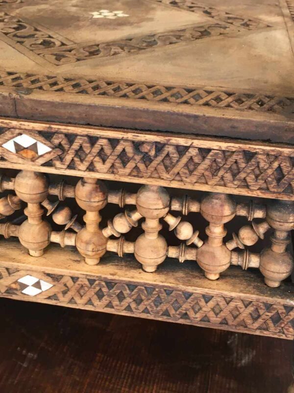 Tavolino mediorientale in legno intagliato, madreperla e "Musciarabia" - immagine 2