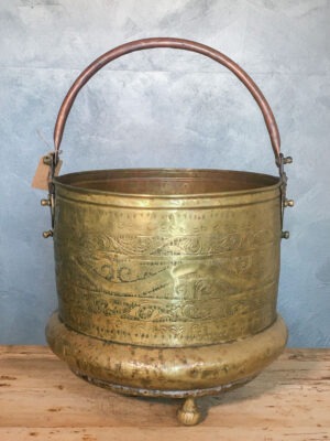 Recipiente antico in ottone cesellato con manico in rame hammam