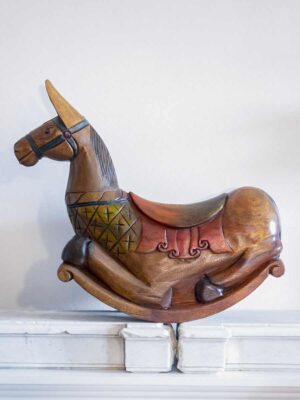Scultura cavallo a dondolo in legno policromo orientale XX secolo