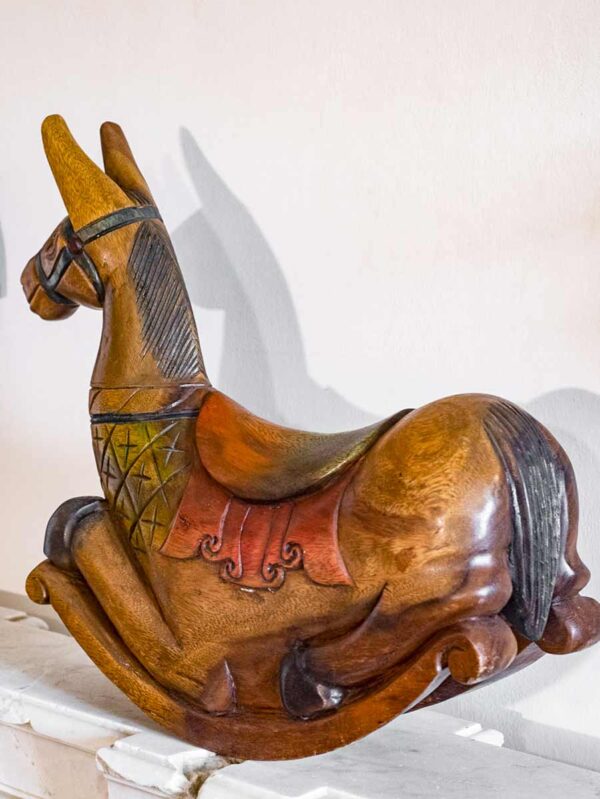 Scultura cavallo a dondolo in legno policromo orientale XX secolo - immagine 3