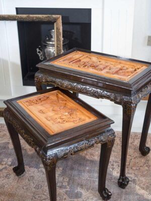Set di 2 tavolini ad incastro in legno intagliato chinoiserie