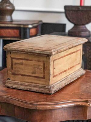 Antica scatola in legno decorata e dipinta del XVIII secolo