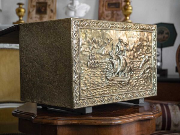 Porta carbone antico in ferro ricoperto ottone decorato a sbalzo - immagine 4