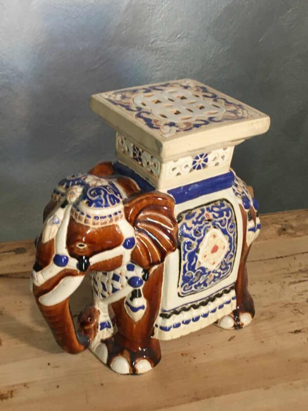 Elefante porta vasi in ceramica indiano del XX secolo - immagine 2