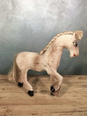 Scultura cavallo bianco in legno e gesso