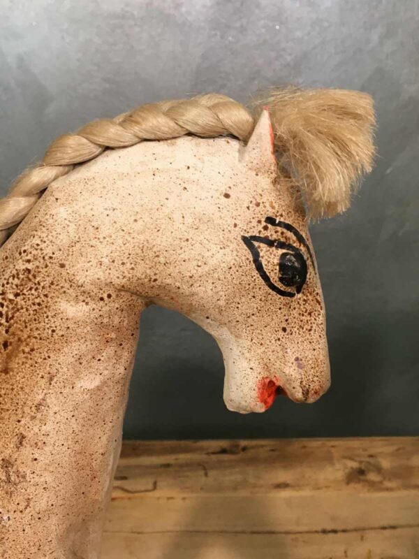 Scultura cavallo bianco in legno e gesso - immagine 3