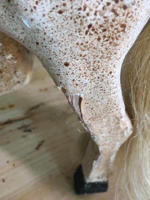 Scultura cavallo bianco in legno e gesso - immagine 4