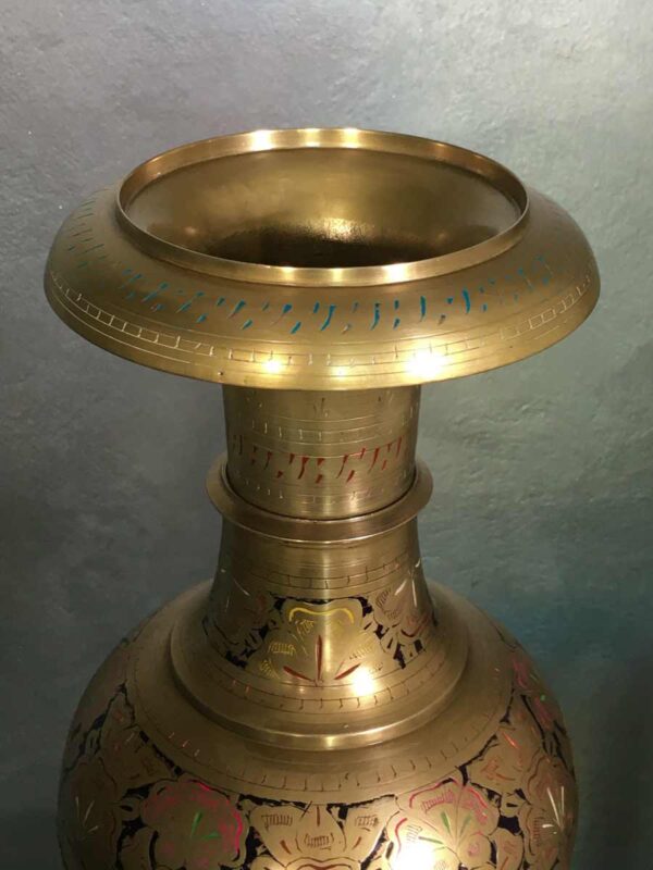 Grande antico vaso indiano ottone cesellato XX secolo - immagine 2