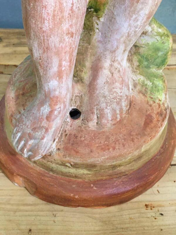 Statua in terracotta di putto dipinta e invecchiata - immagine 4