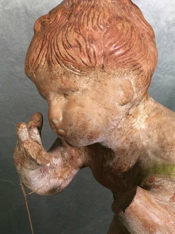 Statua in terracotta di putto dipinta e invecchiata - immagine 3