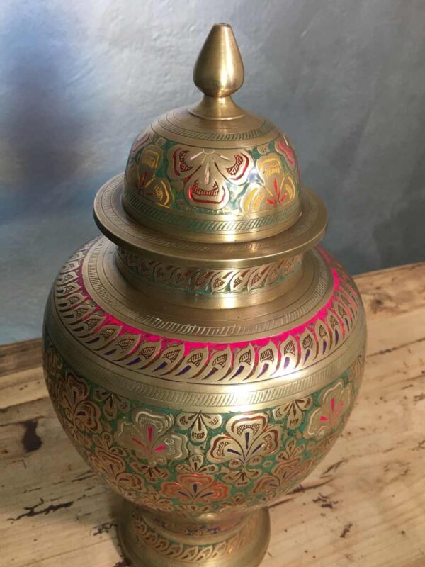 Vaso urna indiano ottone cesellato del XX secolo - immagine 2