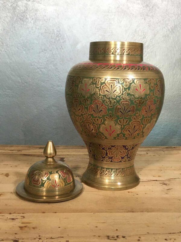 Vaso urna indiano ottone cesellato del XX secolo - immagine 3