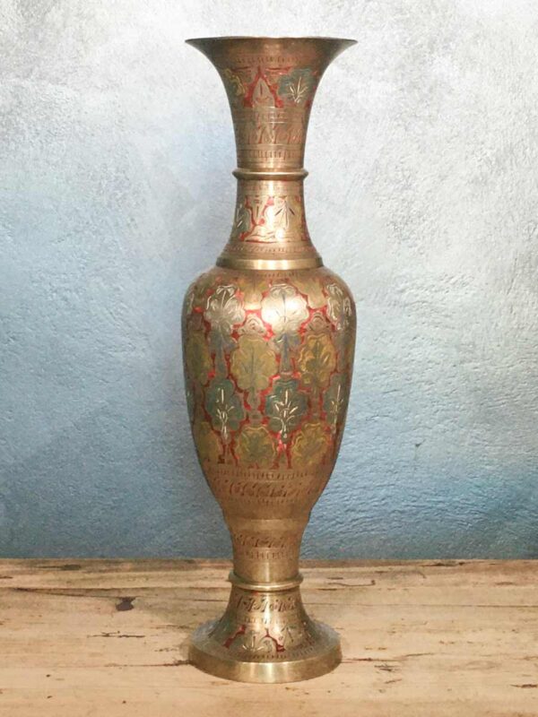 Grande vaso indiano in ottone policromo cesellato mid century