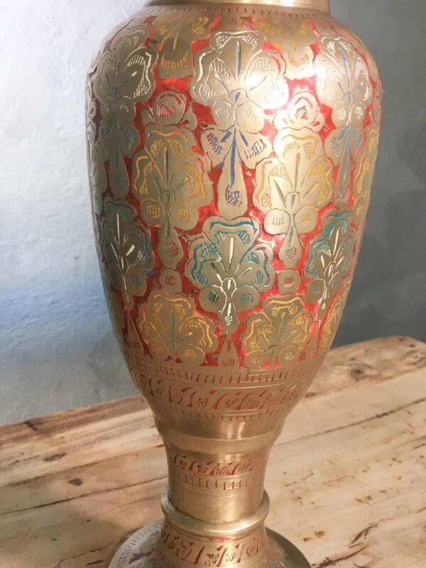 Grande vaso indiano in ottone policromo cesellato mid century - immagine 2