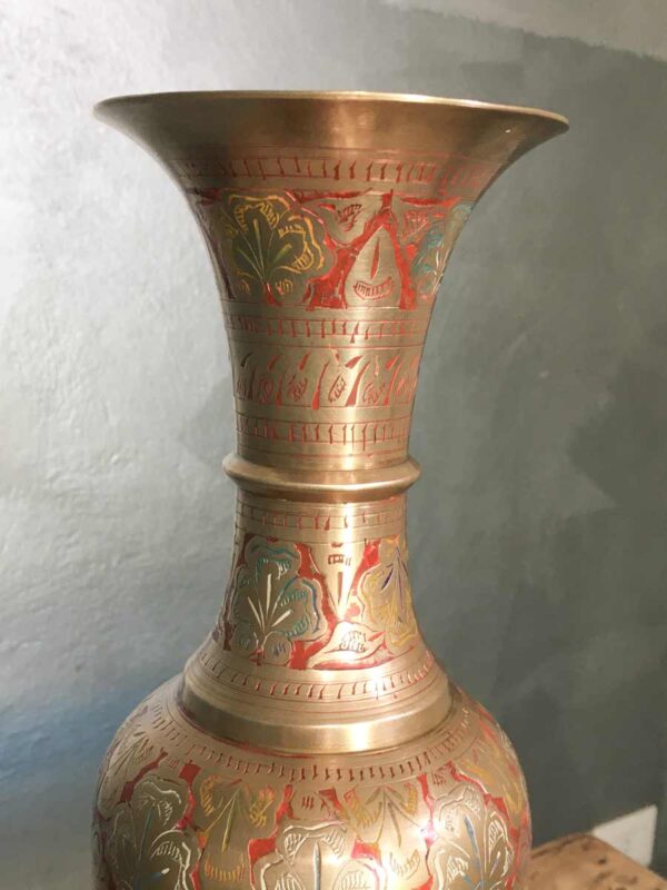 Grande vaso indiano in ottone policromo cesellato mid century - immagine 3