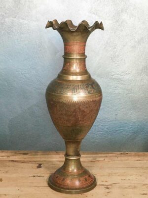 Grande vaso indiano policromo in ottone cesellato mid century