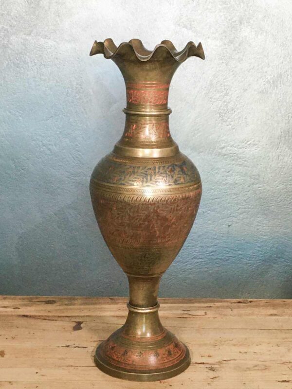 Grande vaso indiano policromo in ottone cesellato mid century